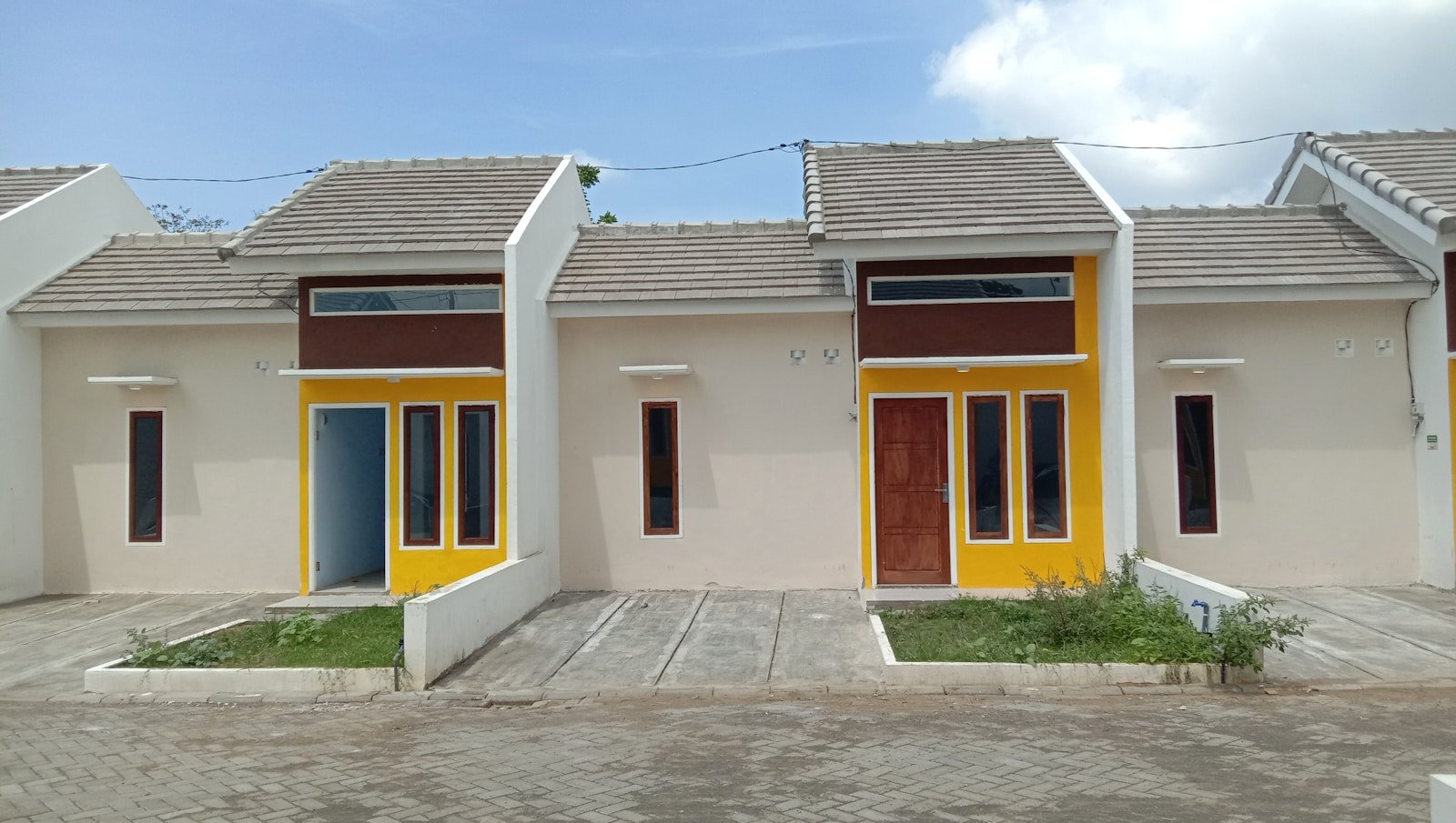 a row of houses with yellow and red doors